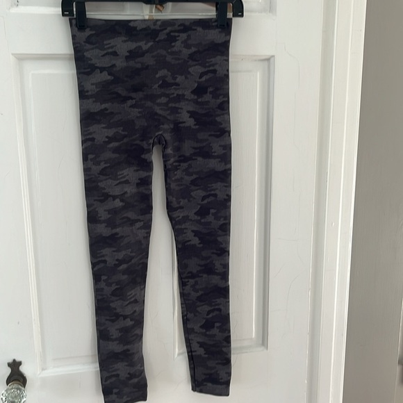 Spanx Look At Me Now Seamless Camo Legging - Picture 3 of 6